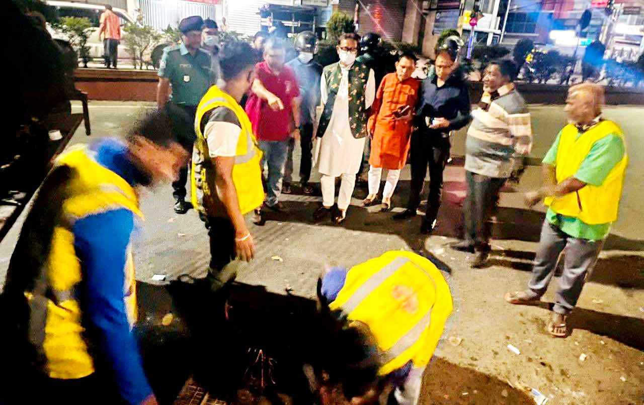 গভীর রাতে নগরীর পরিচ্ছন্ন কার্যক্রম পরিদর্শনে চসিক মেয়র ডা. শাহাদাত