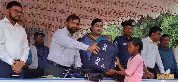 গাইবান্ধায় ক্ষুদ্র নৃগোষ্ঠীরা পেলেন শীতবস্ত্র, স্কুল ব্যাগসহ বিভিন্ন সামগ্রী