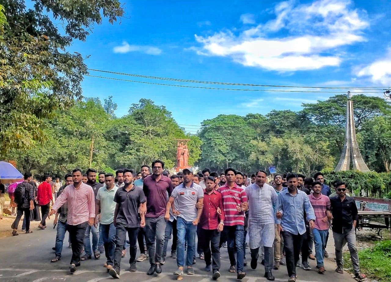 চট্টগ্রাম বিশ্ববিদ্যালয় ছাত্রদলের প্রতিবাদ মিছিল ও অবস্থান কর্মসূচি