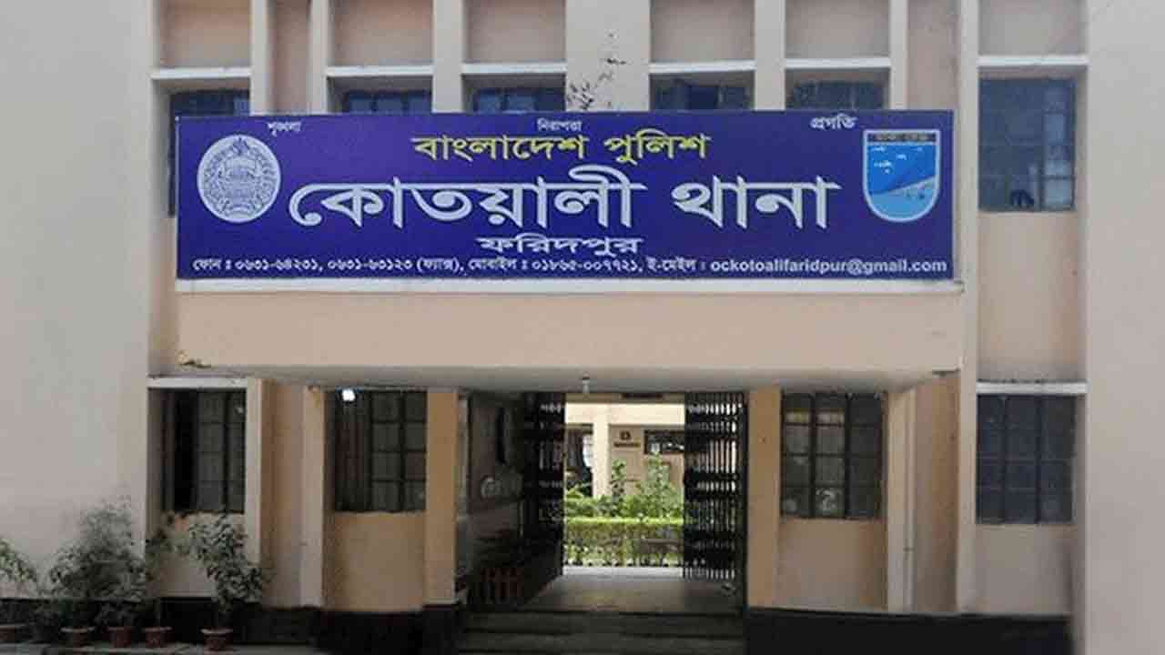 ফরিদপুরের গেরদা ইউনিয়নের পশ্চিম কাফুরা গ্রামে জমি সংক্রান্ত বিরোধের জেরে  এক ব্যক্তিকে কুপিয়ে মারাত্মক ভাবে আহত