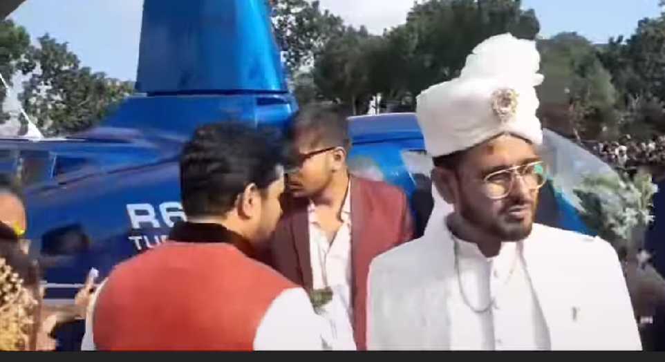 গাইবান্ধায় হেলিকপ্টারে উড়ে বিয়েতে আসলো বর