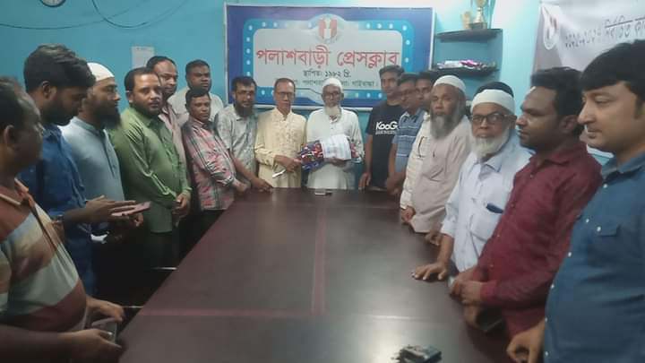 বি সি ডি এস পলাশবাড়ী শাখার পক্ষ থেকে পলাশবাড়ী প্রেসক্লাবের নবনির্বাচিত কমিটিকে ফুলেল শুভেচ্ছা