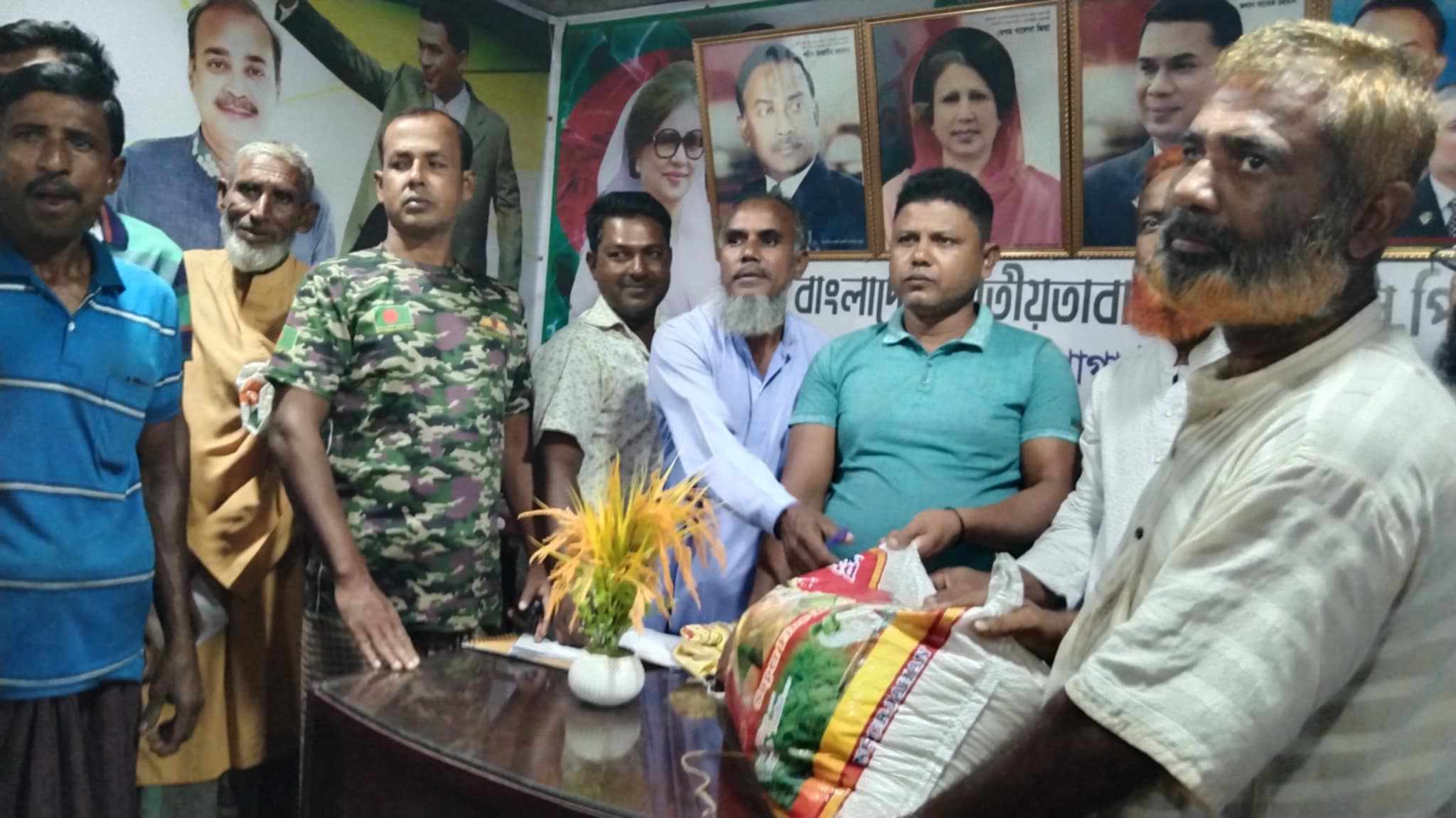 শার্শার গোগায় সুবিধাবঞ্চিতদের মাঝে বিএনপি নেতার চাল বিতরণ 