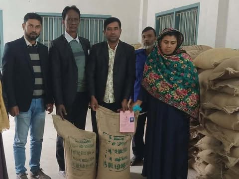 কুলিয়ারচরের উছমানপুর ইউনিয়ন পরিষদে ভিজিডি’র চাউল বিতরণ করেন প্যানেল চেয়ারম্যান মো. লিটন মিয়া