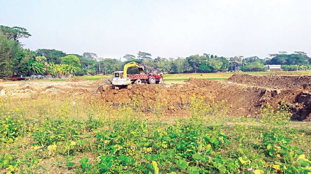 সদরপুর উপজেলার আকোটের চর ইউনিয়নে ফসলি জমির মাটি কাটার ধুম