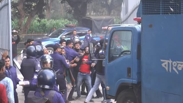 সাবেক মন্ত্রী আব্দুর রাজ্জাককে আদালতে আনার সময় পুলিশ শিক্ষার্থীর মধ্যে উত্তেজনা