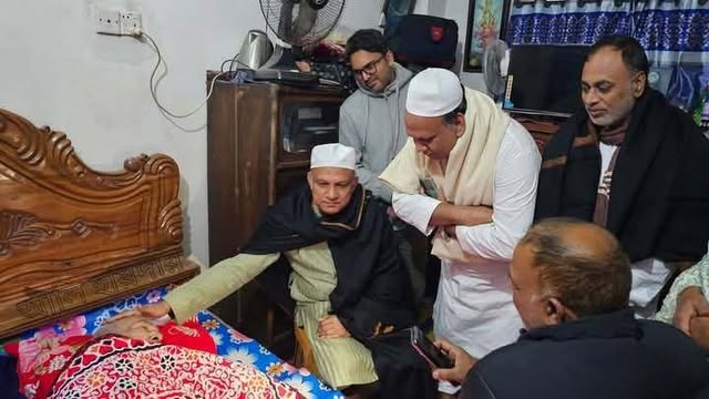 একেই বলে মানবতা” অসুস্থ আ.লীগ নেতার শয্যা পাশে কেন্দ্রীয় বিএনপির সাংগঠনিক সম্পাদক শরীফুল আলম