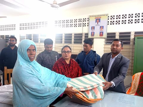 রাণীশংকৈলে শীতার্তদের কম্বল বিতরণ করলেন ইউএনও