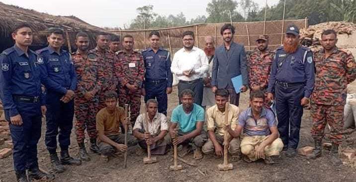গাইবান্ধায় প্রশাসন গুড়িয়ে দিলো অবৈধ কয়লা তৈরির  চুল্লি