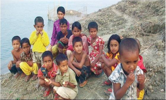 চরভদ্রাসন উপজেলা পদ্মা নদী ঘেষে চরাঞ্চলে বসতি পরিবারগুলোতে শীতের দুর্ভোগ বেড়েই চলেছে