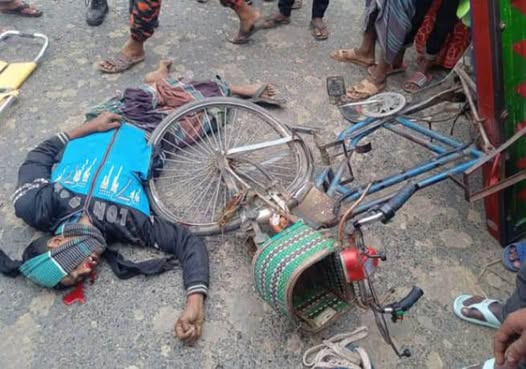 চাঁপাইনবাবগঞ্জে ৩টি পৃথক সড়ক দূর্ঘটনায় পিতা পুত্রসহ ৪জন নিহত