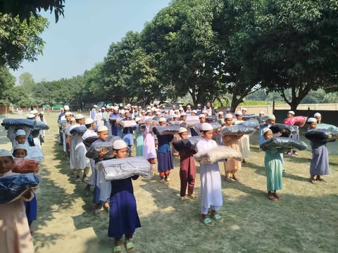 রুপশী এতিমখানা ও মাদ্রাসায় কম্বল বিতরণ