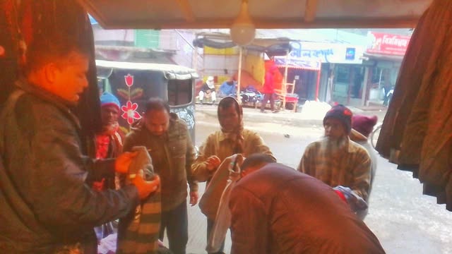 তীব্র শীতে ফুটপাতে গরম কাপড় বিক্রির ধুম