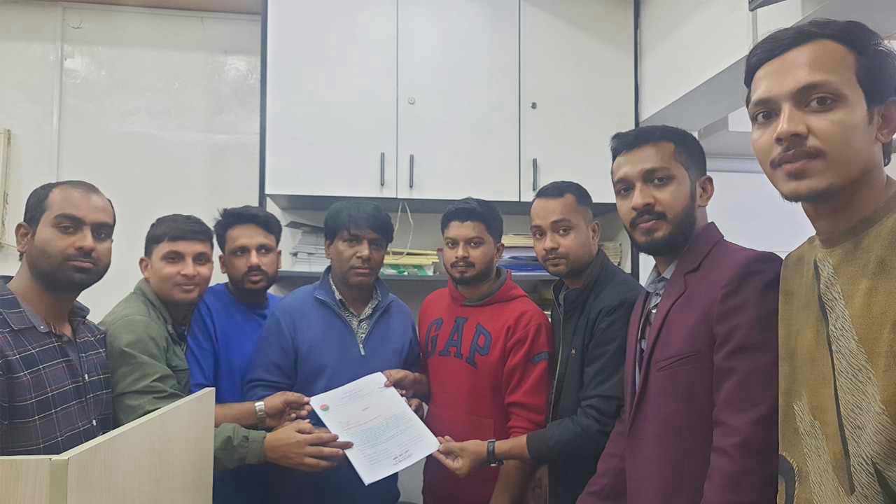 জবি ছাত্রদলের কমিটি বাতিলের দাবিতে তারেক রহমান বরাবর স্মারকলিপি প্রদান