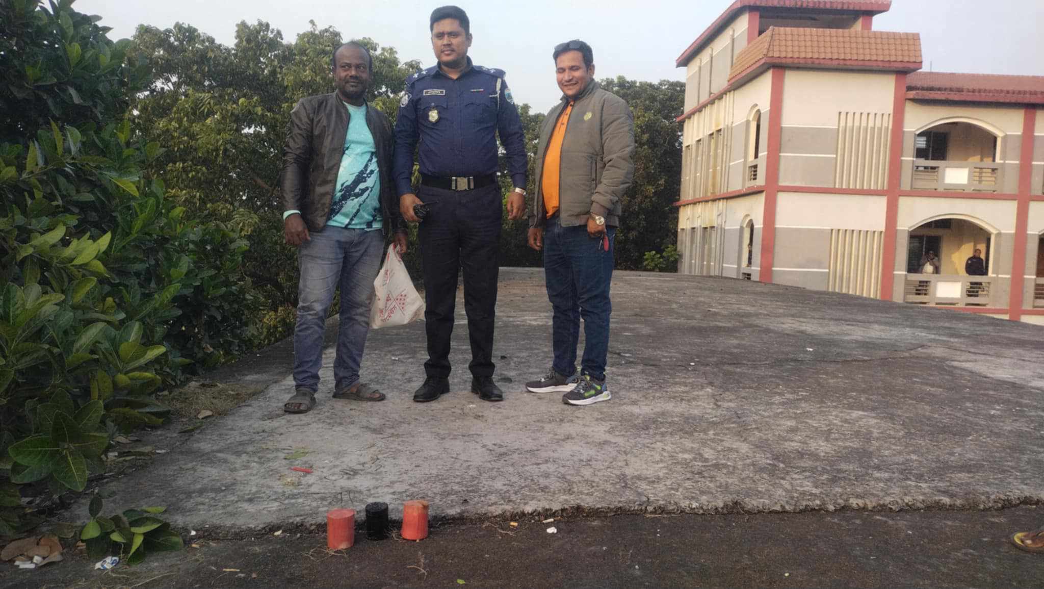 চাঁপাইনবাবগঞ্জে টাউন হাইস্কুল থেকে পরিত্যক্ত অবস্থায় তিনটি ককটেল উদ্ধার