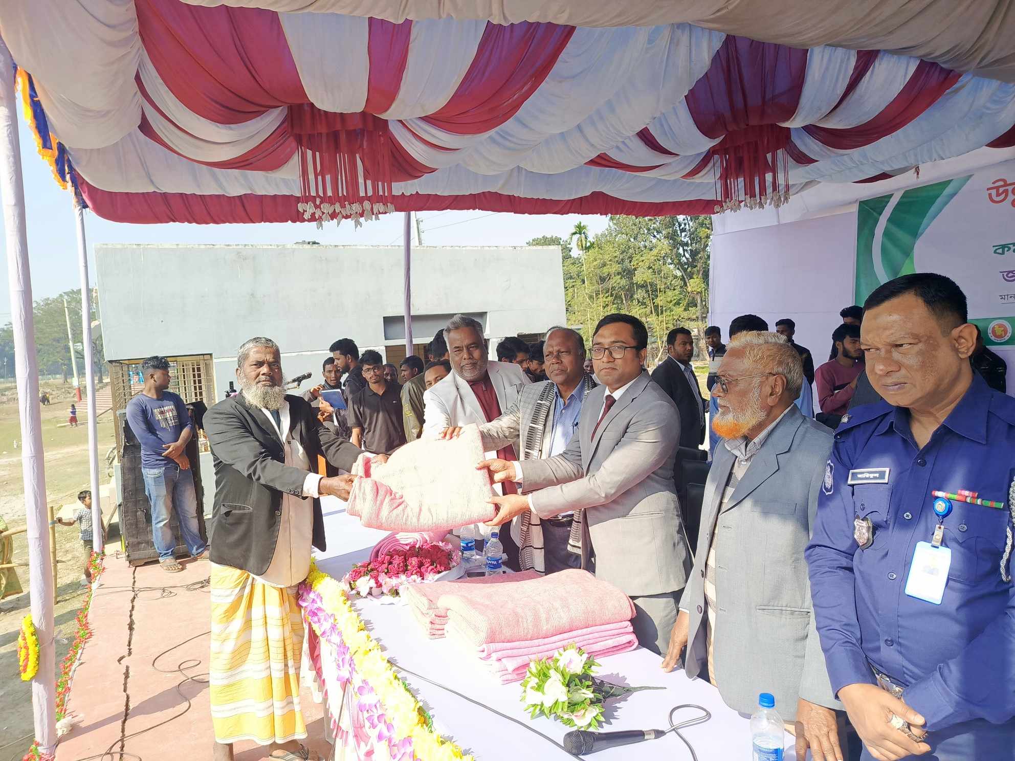 সচিবালয়ে আগুন লাগায় ফিরে গেলেন উপদেষ্টা আসিফ ডোমারে উন্নয়নমূলক কার্যক্রম পর্যালোচনা ও শীতবস্ত্র বিতরণ