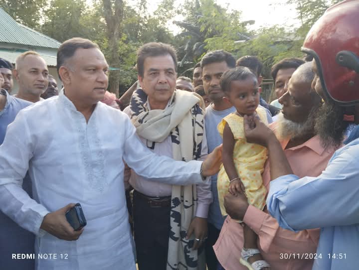 প্রিয় নেতাকে দেখতে রাস্তায় নারী-পুরুষের ঢল ; বিএনপির কেন্দ্রীয় নেতা শরীফুল আলমের ব্যাপক গণসংযোগ