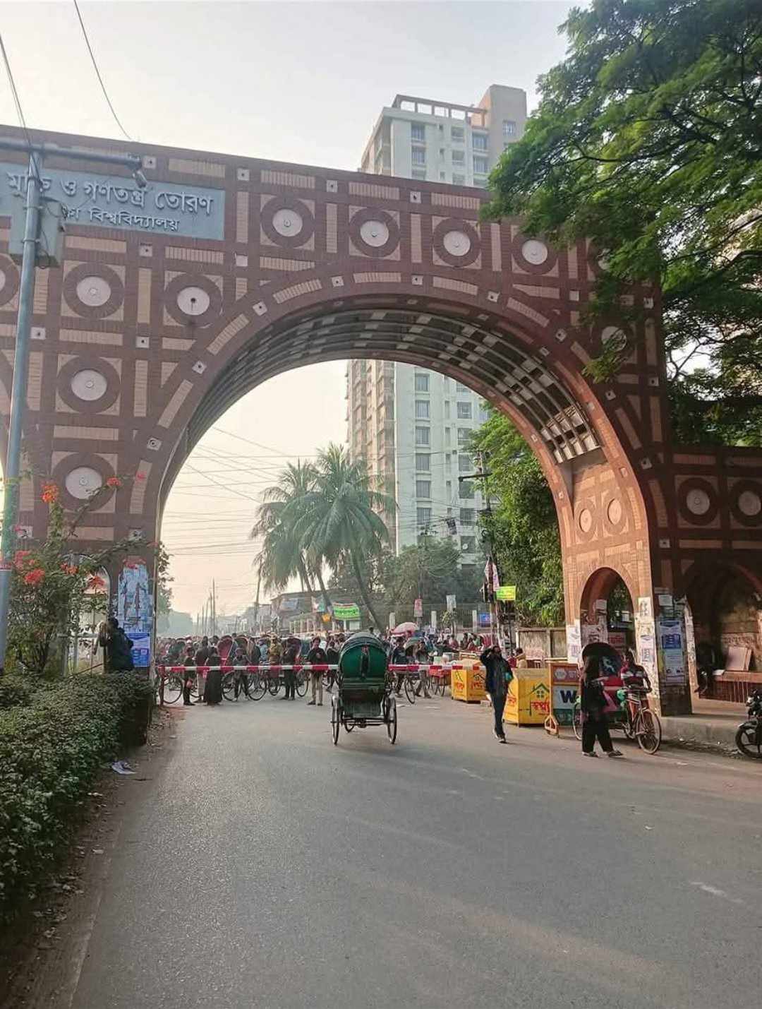 সরকারি সড়কে ব্যারিকেড ; প্রশ্নের মুখে ঢাকা বিশ্ববিদ্যালয়