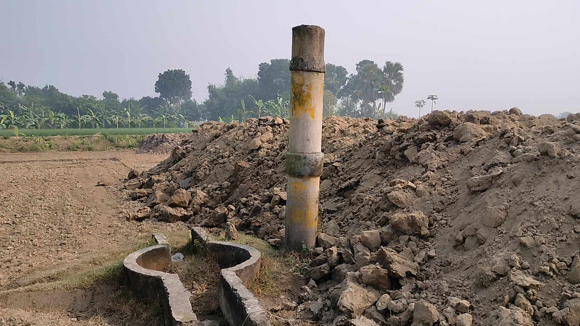 পুঠিয়ায় ফসলি জমিতে চলছে পুকুর খনন