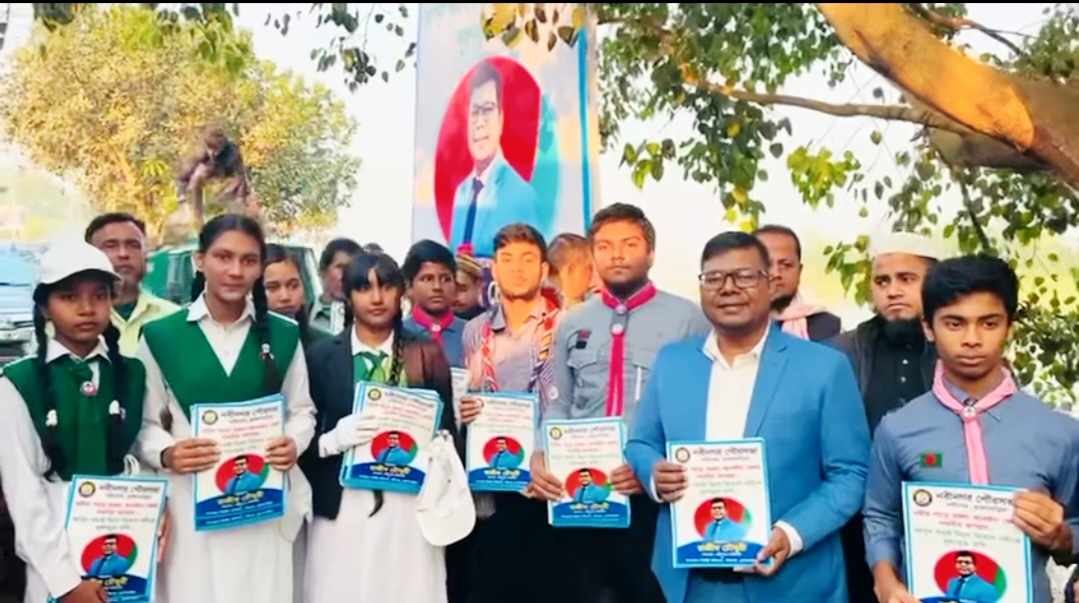 নবীনগর সদর বাজারে ঘুরে ঘুরে নদী রক্ষায় জনসচেতনতামূলক লিফলেট বিতরণ করে ইউএনও