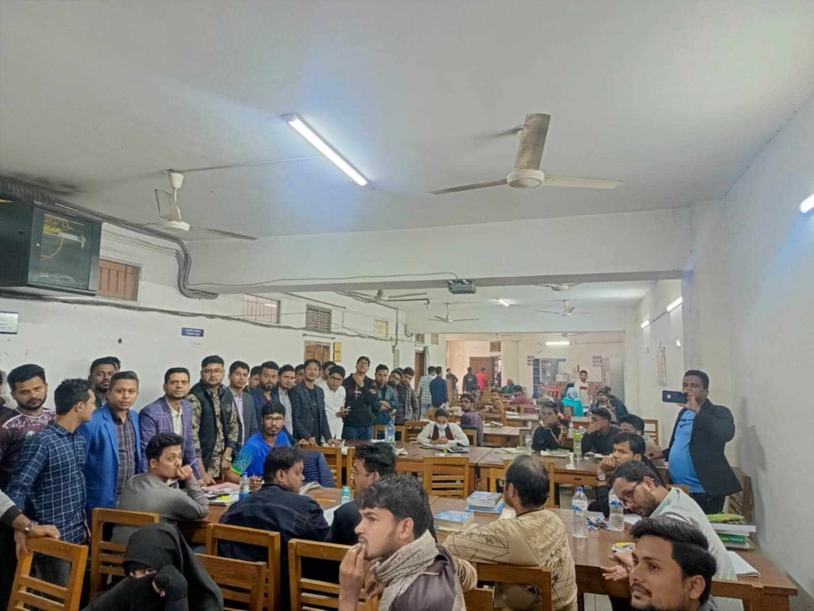 জবির কেন্দ্রীয় লাইব্রেরিতে পত্রিকা ও বুকসেল্ফ দিবে ছাত্রদল