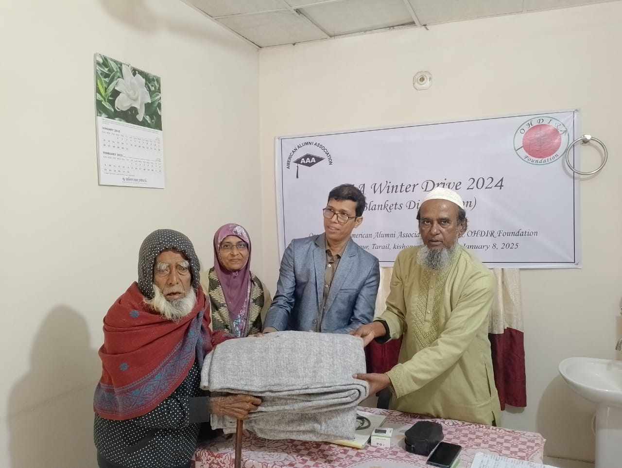 তাড়াইলে শীতার্তদের মাঝে অদীর ফাউন্ডেশনের কম্বল বিতরণ
