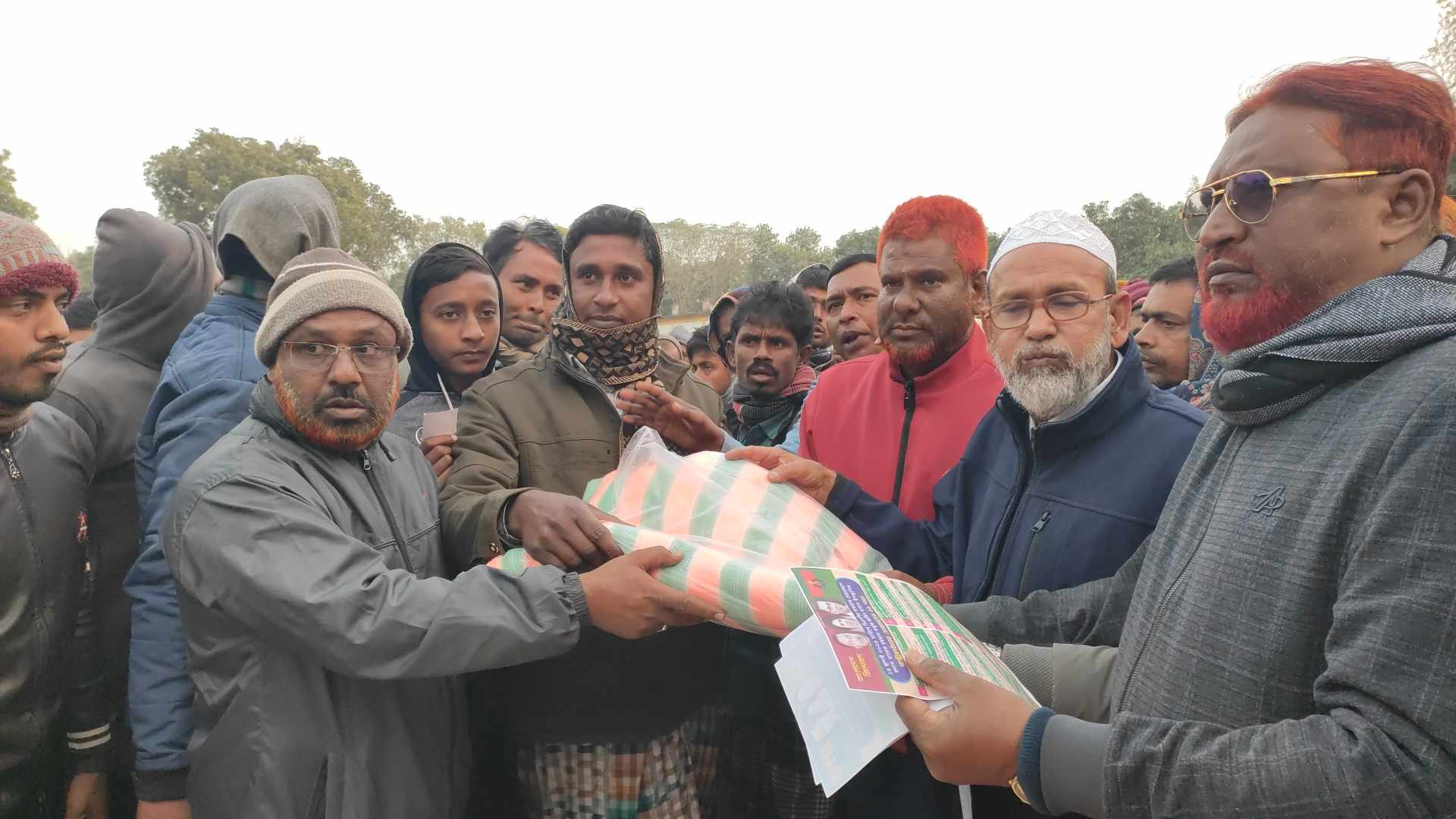 নওগাঁর নিয়ামতপুরে অসহায় দুস্থ্য মানুষের মাঝে কম্বল বিতরণ