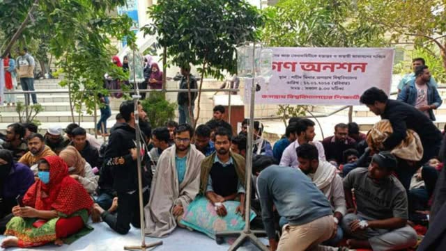 জবি শিক্ষার্থীদের ৩ দফার অনশনে ছাত্র অধিকার নেতার উপর হামলা