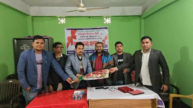 রানীশংকৈলের সেরা কর্মী নির্বাচিত হওয়ায় সাংবাদিক সফিকুল ইসলাম শিল্পীকে সংবর্ধনা