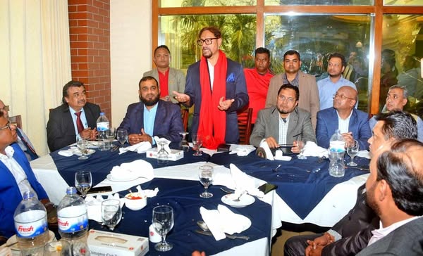 চট্টগ্রাম ক্লাবে প্রবাসী বিএনপি নেতাদের সাথে মতবিনিময় কালে ডা. শাহাদাত হোসেন ….