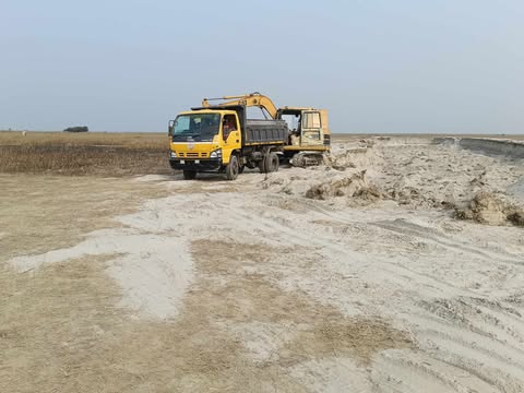 সদরপুর উপজেলার আকোটের চর ইউনিয়নে ফসলি জমির মাটি কাটার ধুম