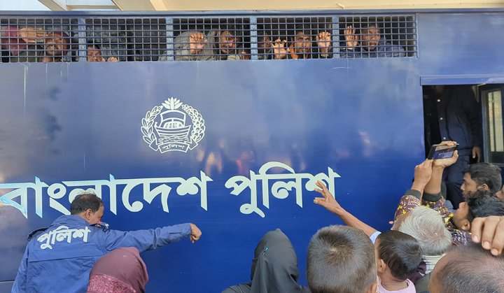 লালমনিরহাটে জয় বাংলা স্লোগান দিয়ে প্রিজন ভ্যানে  উঠলেন ছাত্রলীগের পাঁচ নেতা