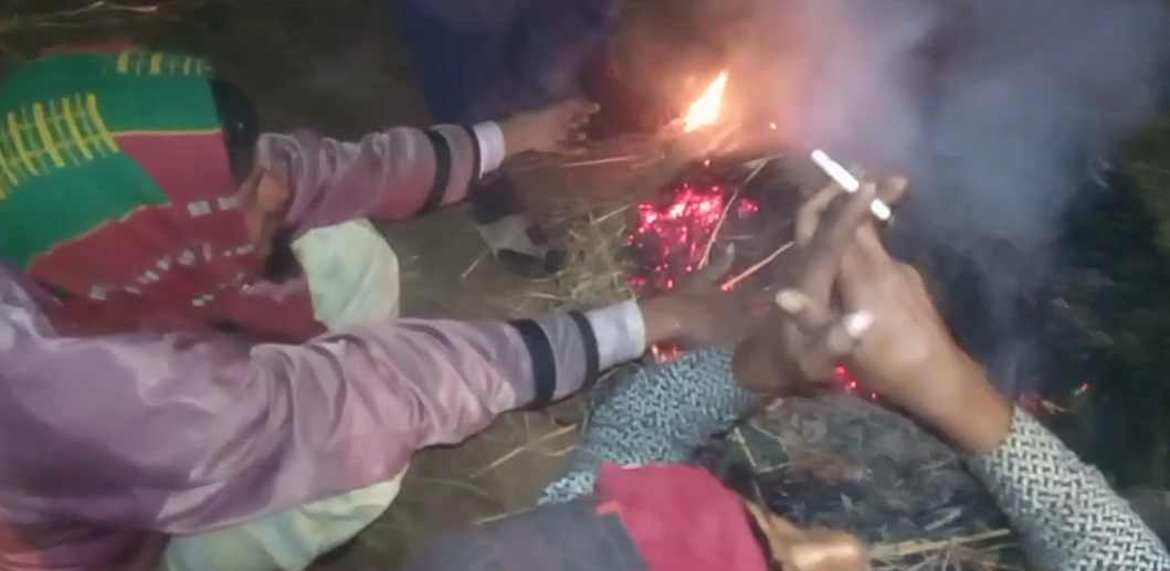 গাইবান্ধায় ঘন কুয়াশার সাথে হিমেল হাওয়ায় বিপর্যস্ত জনজীবন