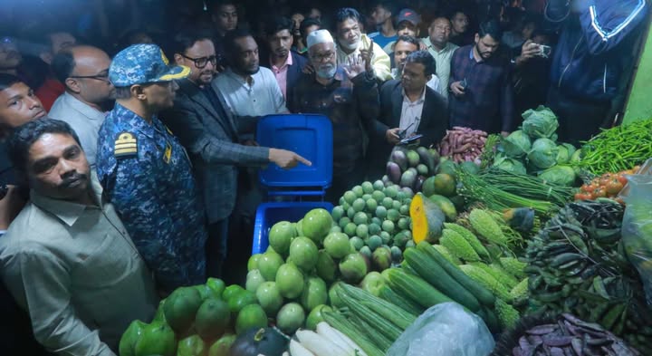 আন্দরকিল্লা মোড়ে ব্যবসায়ীদের মাঝে বিন বিতরণকালে ডা. শাহাদাত হোসেন….