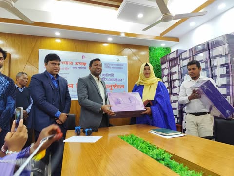 রাণীশংকৈলে হার-পাওয়ার প্রকল্পের আওতায় ৮০ নারীর মাঝে  ল্যাপটপ বিতরণ