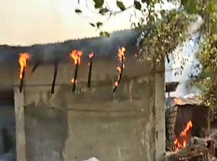 রাঙ্গুনিয়ায় আগুনে পুড়ল বসতঘর, খোলা আকশের নিচে পরিবার