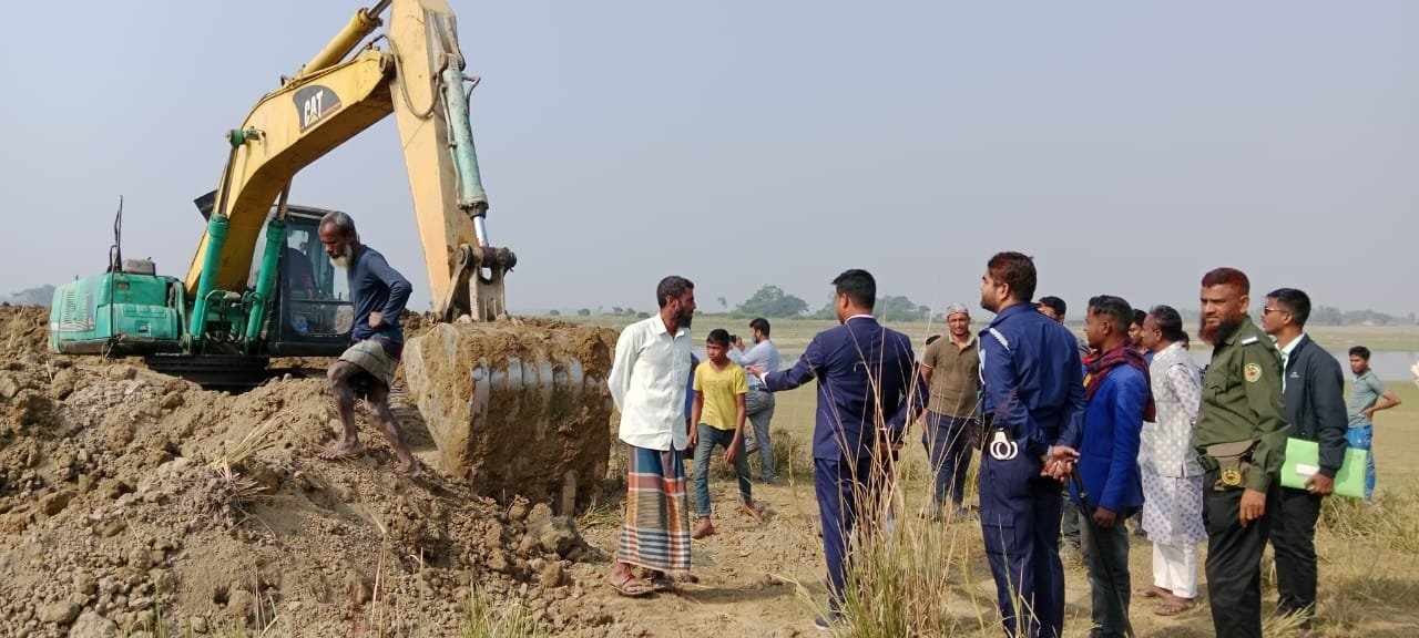 গোয়াইনঘাটে সরকারি জলমহাল থুবুরি বিলে অবৈধভাবে নির্মাণ হচ্ছে বেড়িবাঁধ, উপজেলা প্রশাসের অভিযান