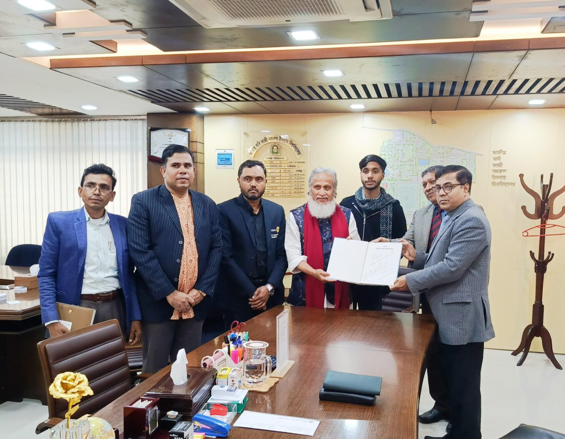 ইন্সটিটিউট অব নজরুল স্টাডিজ পরিদর্শনে এলেন আমেরিকা প্রবাসী গবেষক