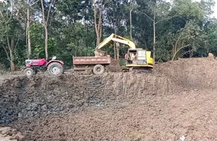 ফরিদপুরে সালথায় প্রশাসনকে বৃদ্ধাঙ্গুলি দেখিয়ে অবাধে বেকুদিয়ে মাটি কাটা
