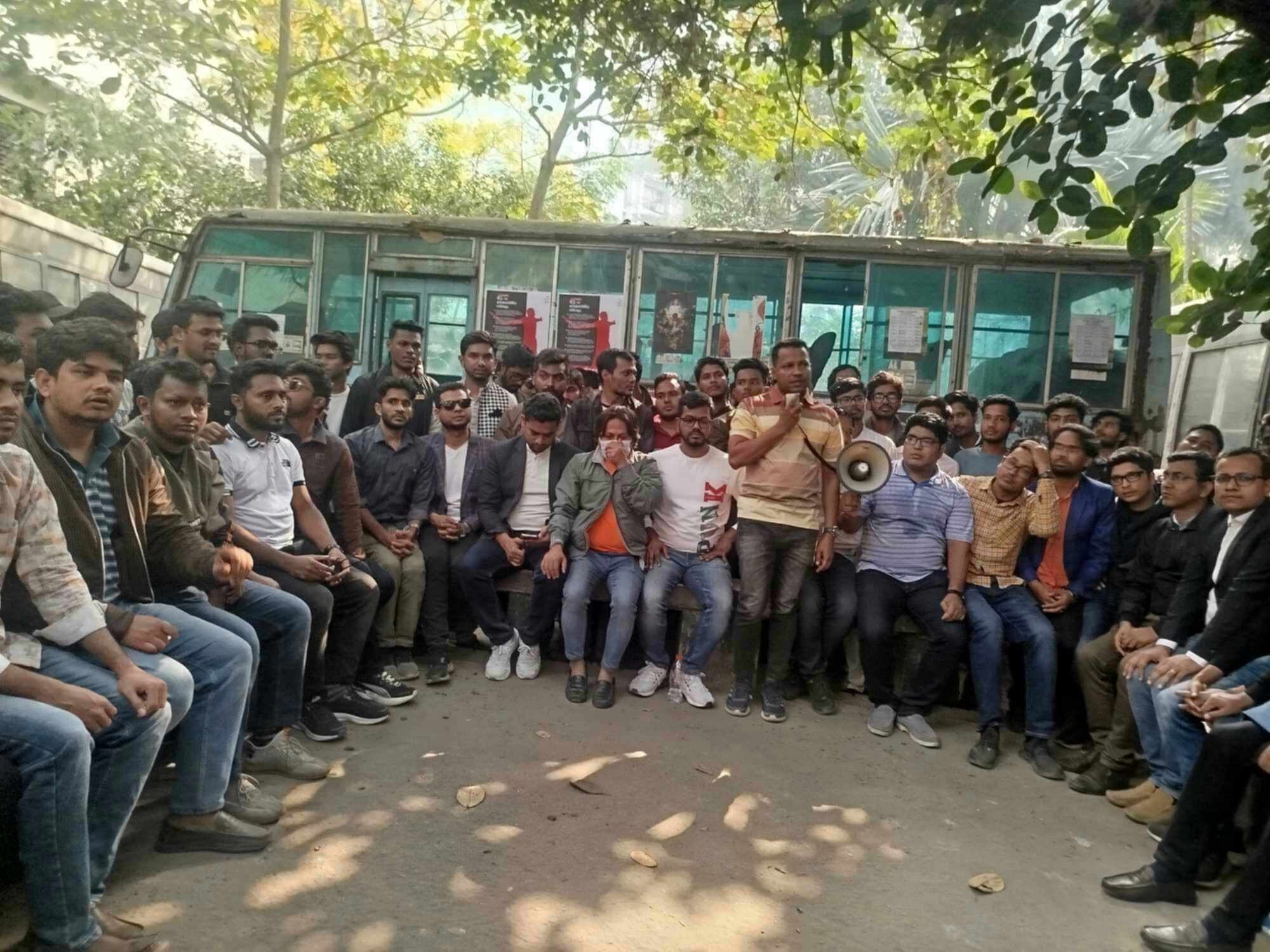 ১১ দিন বাকি থাকতে সাবেকদের নেতৃত্বে জবি ছাত্রদলের কমিটির ক্যাম্পাসে প্রবেশ