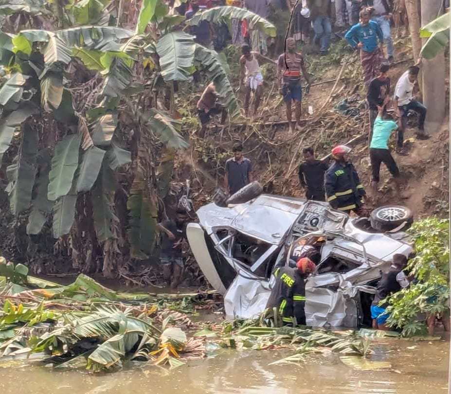 ফরিদপুরের গেরদায় রেল ক্রসিংয়ে ঢাকাগামী ট্রেনের ধাক্কায় মাইক্রোবাসের পাঁচ যাত্রী নিহত