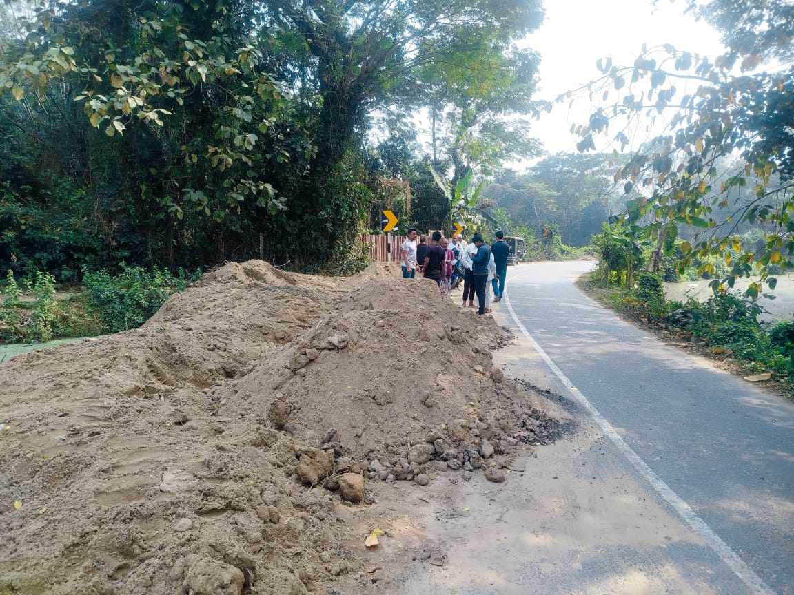 শিরোনাম: কালভার্ট নির্মাণ নিয়ে পটিয়ায় স্থানীয়দের অভিযোগ
