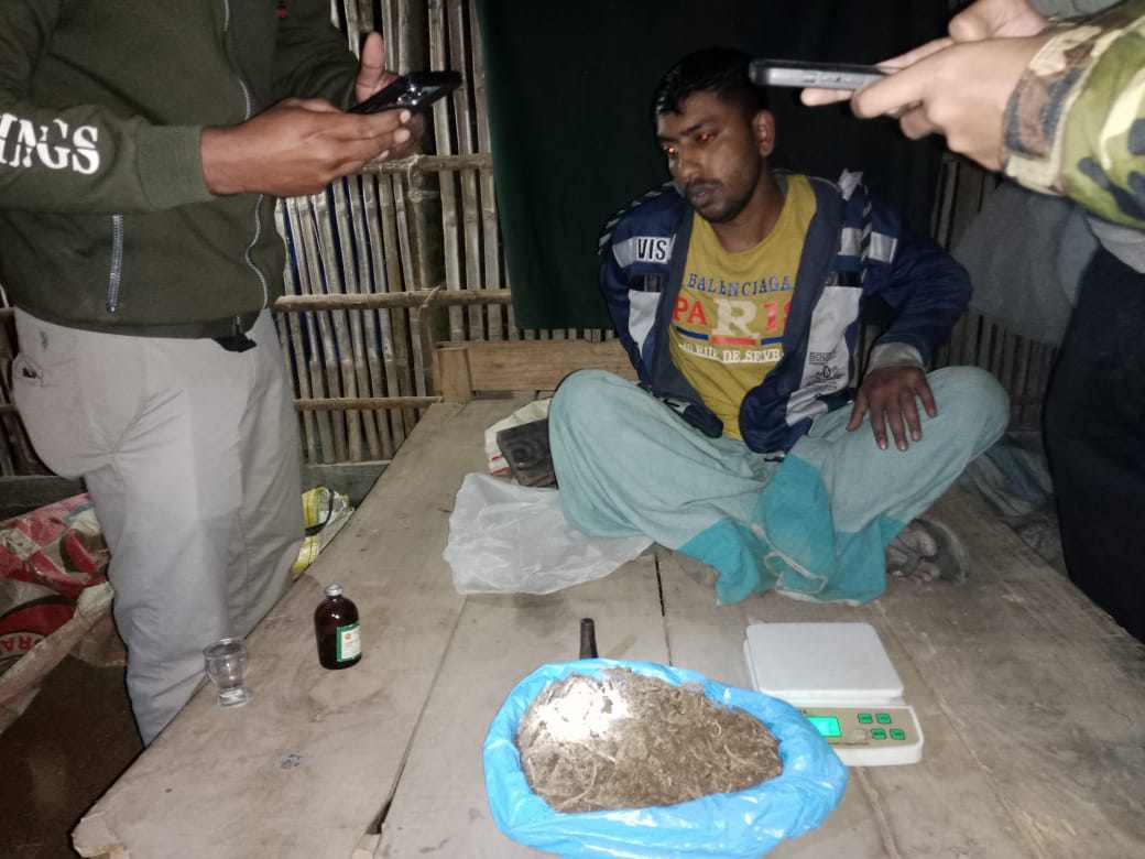রাণীশংকৈলে যৌথ বাহিনীর অভিযানে মাদক কারবারি আটক