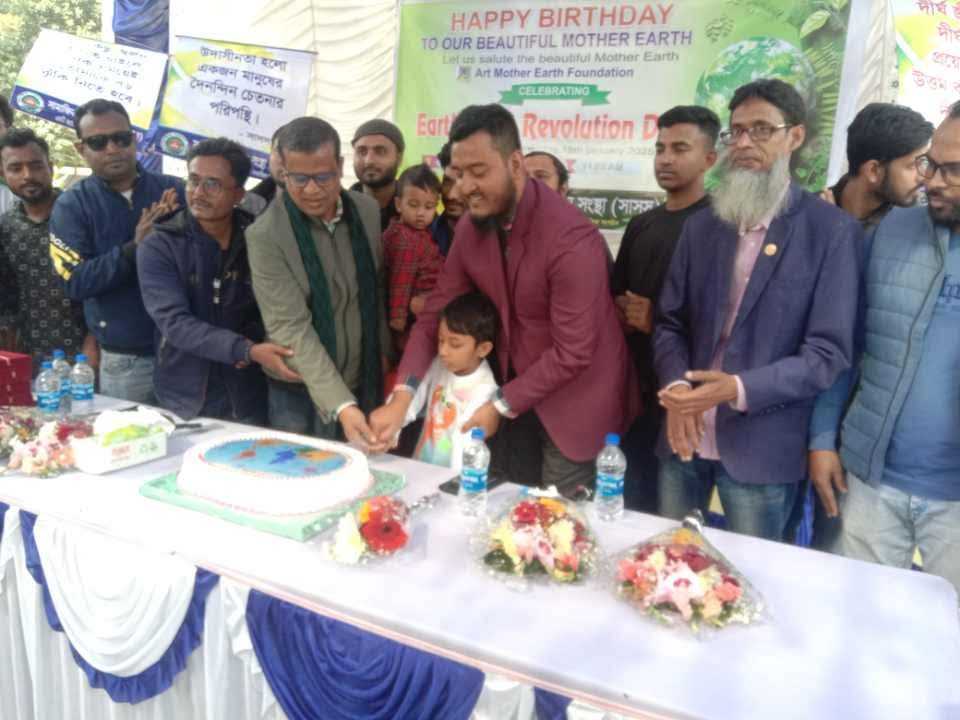 যশোরে ‘পৃথিবী ও কলা বিপ্লব দিবস’ উদযাপন