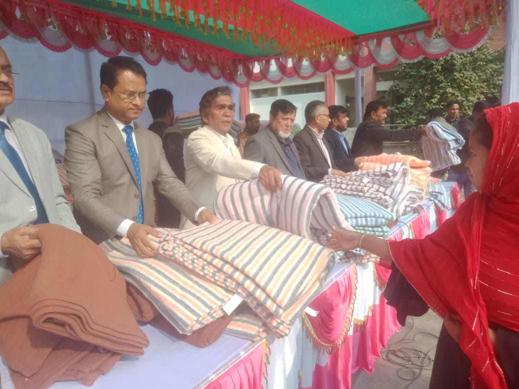 ফরিদপুর ৩ আসনের সাবেক এমপি একে আজাদের কম্বল বিতরণ