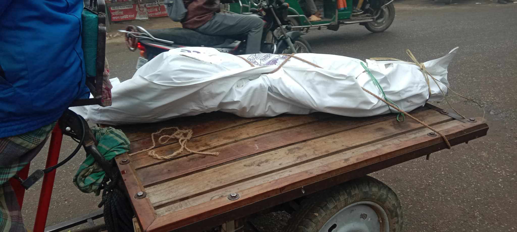 নগরকান্দায় ৪ সন্তানের জননীর গলায় কাপড় পেচিয়ে আত্মহত্যা 