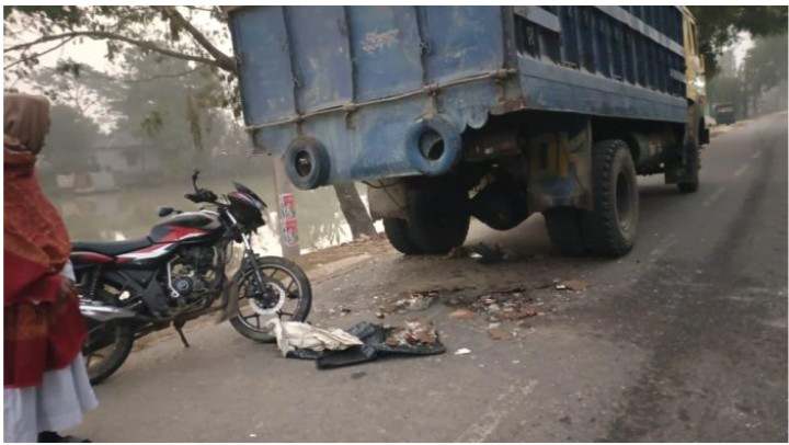 হালুয়াঘাটে সড়ক দুর্ঘটনায় নিহত ২ পাশেই পড়ে ছিলো দুই বেগ ভারতীয় মদ