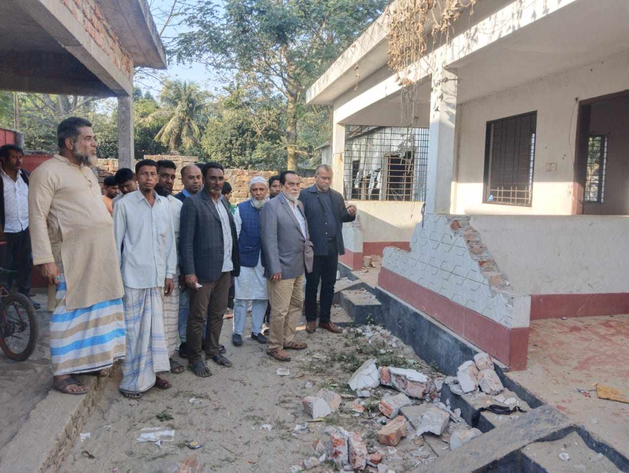 কুলিয়ারচরে রাতের আঁধারে ভাংচুরকৃত দোকানপাট ও বাসাবাড়ি পরিদর্শন করেন বিএনপি নেতা নুরুল মিল্লাত