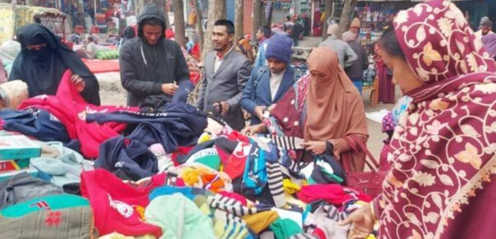 গাইবান্ধায় ফুটপাতের কাপড়ের দোকানগুলোতে নিম্ন আয়ের মানুষের ভিড়