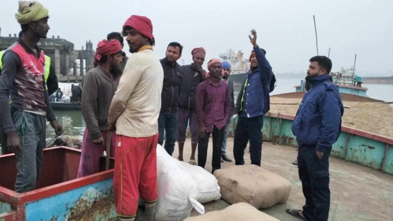 ভৈরবে ভারতীয় বস্ত্রসহ ৪জন আটক, সঠিক তথ্য নিয়ে বিভ্রান্তি